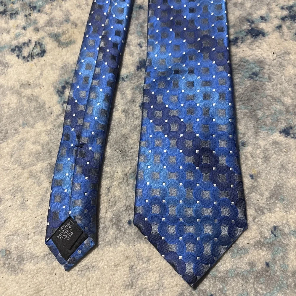 Arrow Neck Tie 100% Polyester Pre Owned but in Excellent Shape Very Stylish